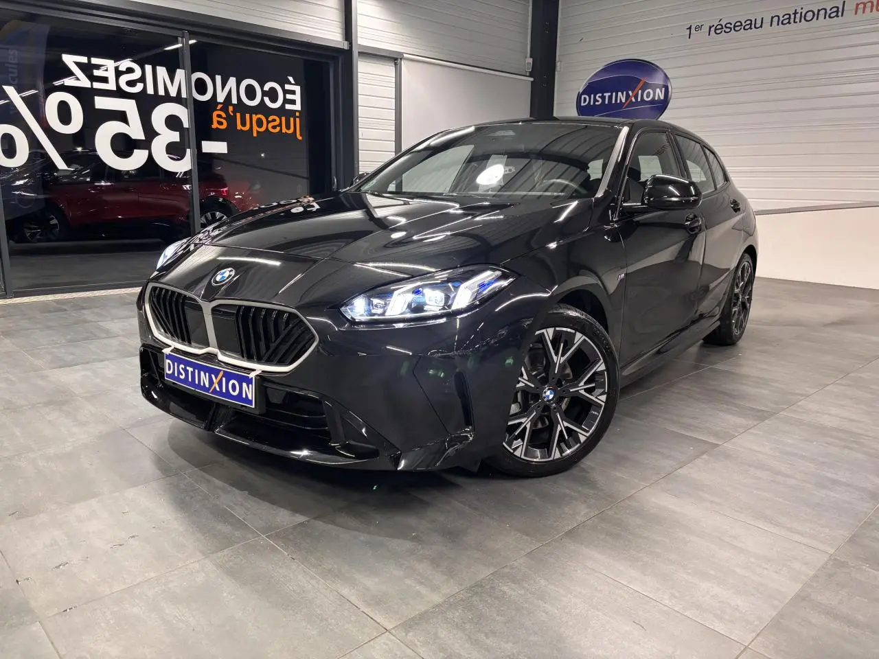 BMW Série 1 118d M Sport noir métal vue 3/4 avant droit avec calandre chromée et jantes 18 pouces bicolores.