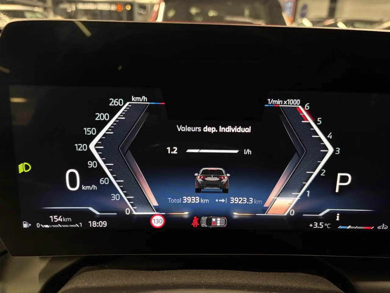 Affichage numérique du tableau de bord BMW Série 1 118d M Sport 2025, avec compte-tours, vitesse et indicateurs de consommation.