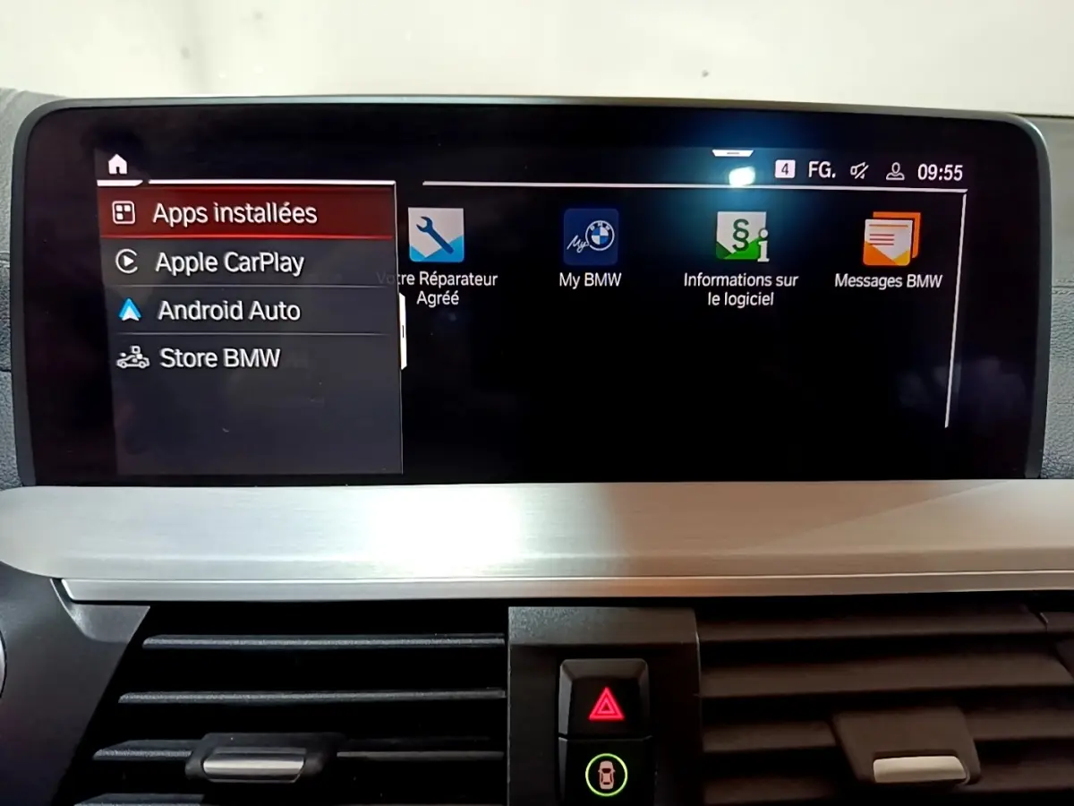 Écran tactile central du tableau de bord du BMW X3 sDrive18d 2019 affichant les applications installées.