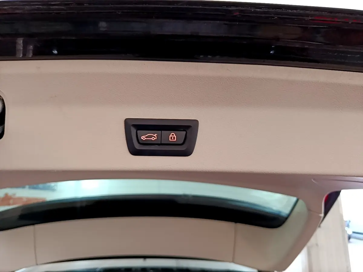 Bouton de fermeture et verrouillage électrique du coffre sur le hayon intérieur d’un BMW X3 noir 2019.