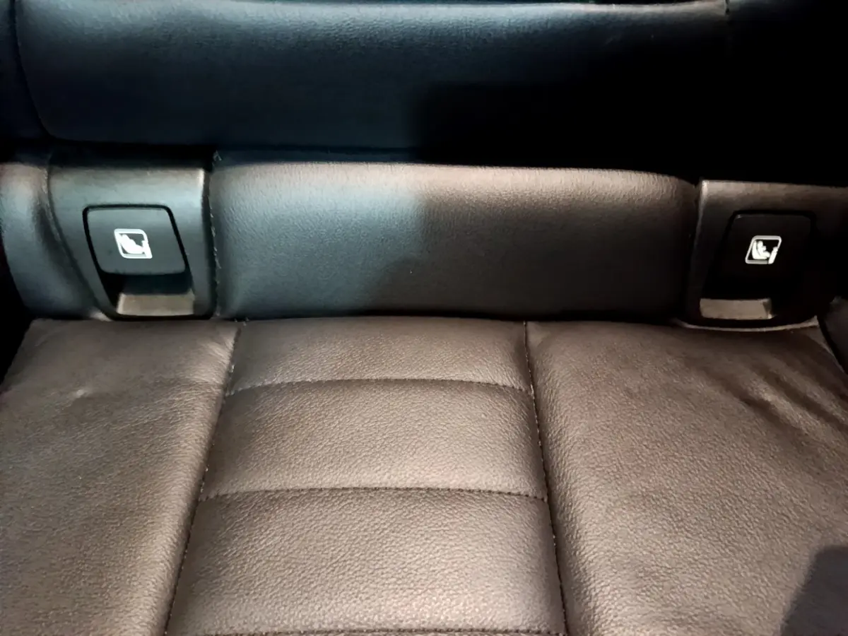 Détail des commandes de rabattement des sièges arrière en cuir noir dans un BMW X3 sDrive18d 2019.