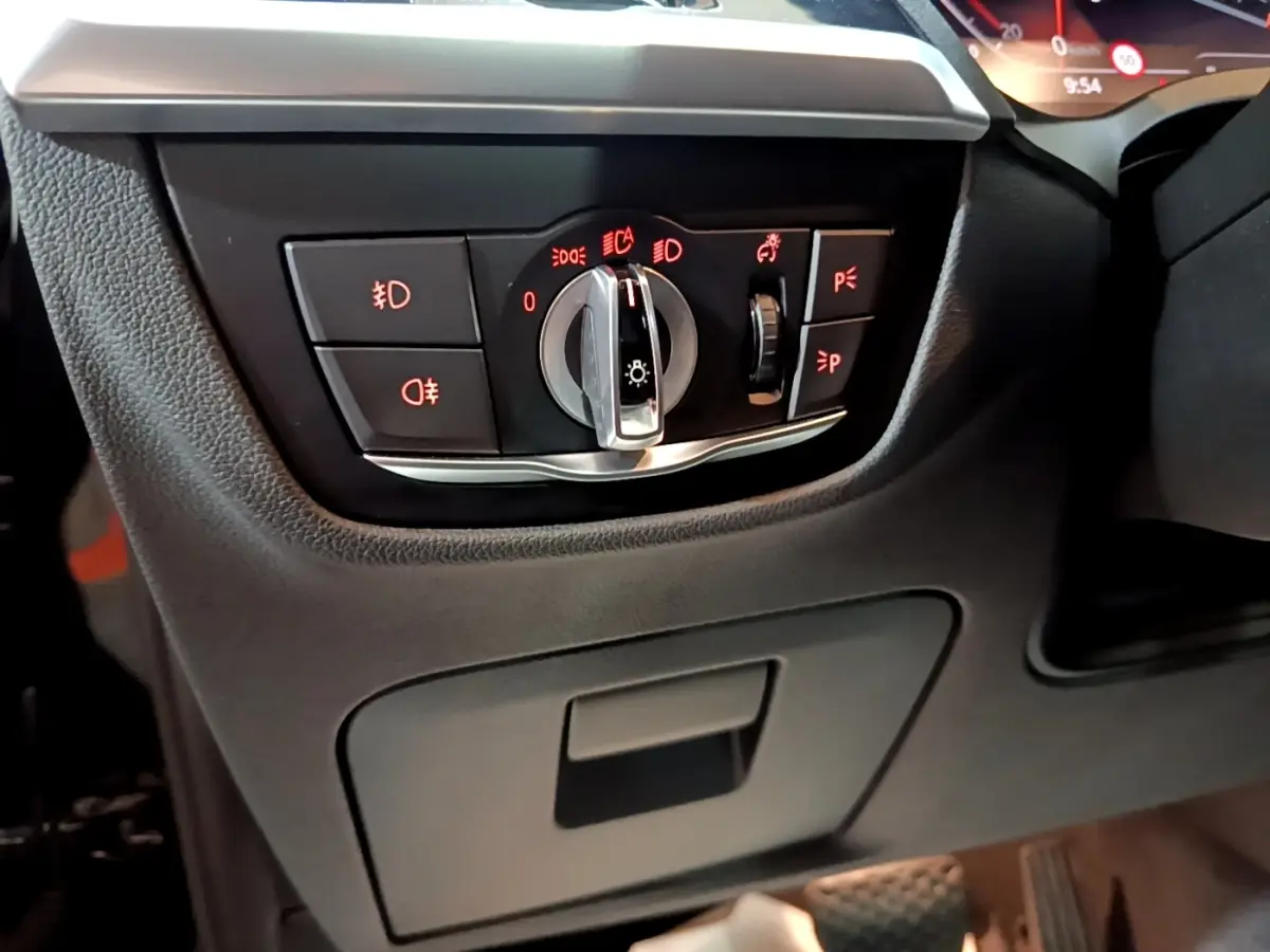 Gros plan sur le panneau de commandes d'éclairage intérieur noir du BMW X3 sDrive18d 2019, avec voyants rouges allumés.