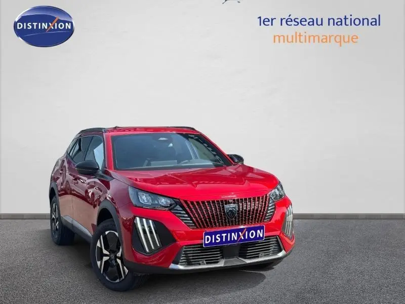 Peugeot 2008 Hybrid rouge Elixir en 3/4 avant droit, avec calandre verticale et feux LED distinctifs.