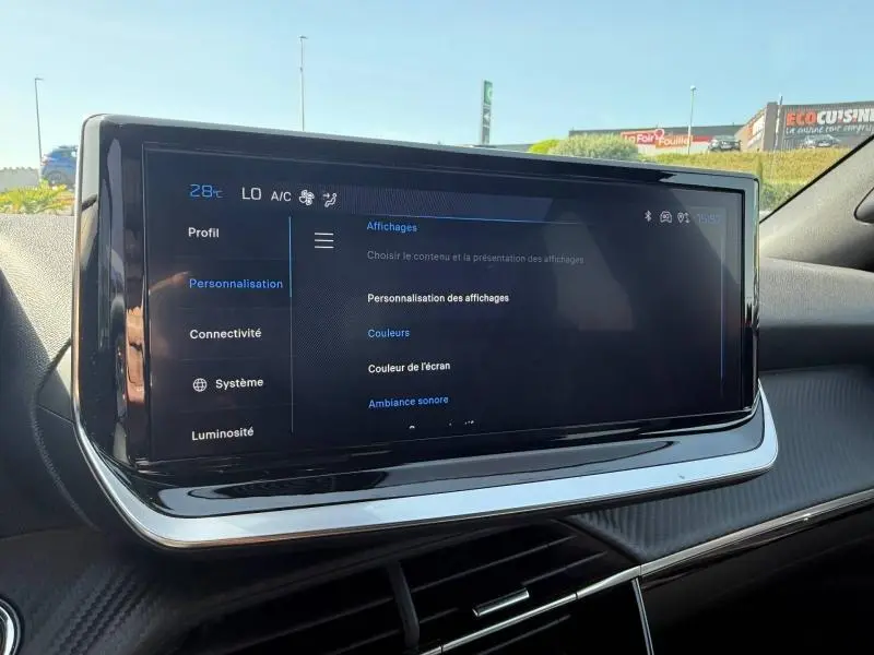 Écran tactile central du tableau de bord du Peugeot 2008 1.2 Hybrid 145ch Allure, affichage des réglages de personnalisation.