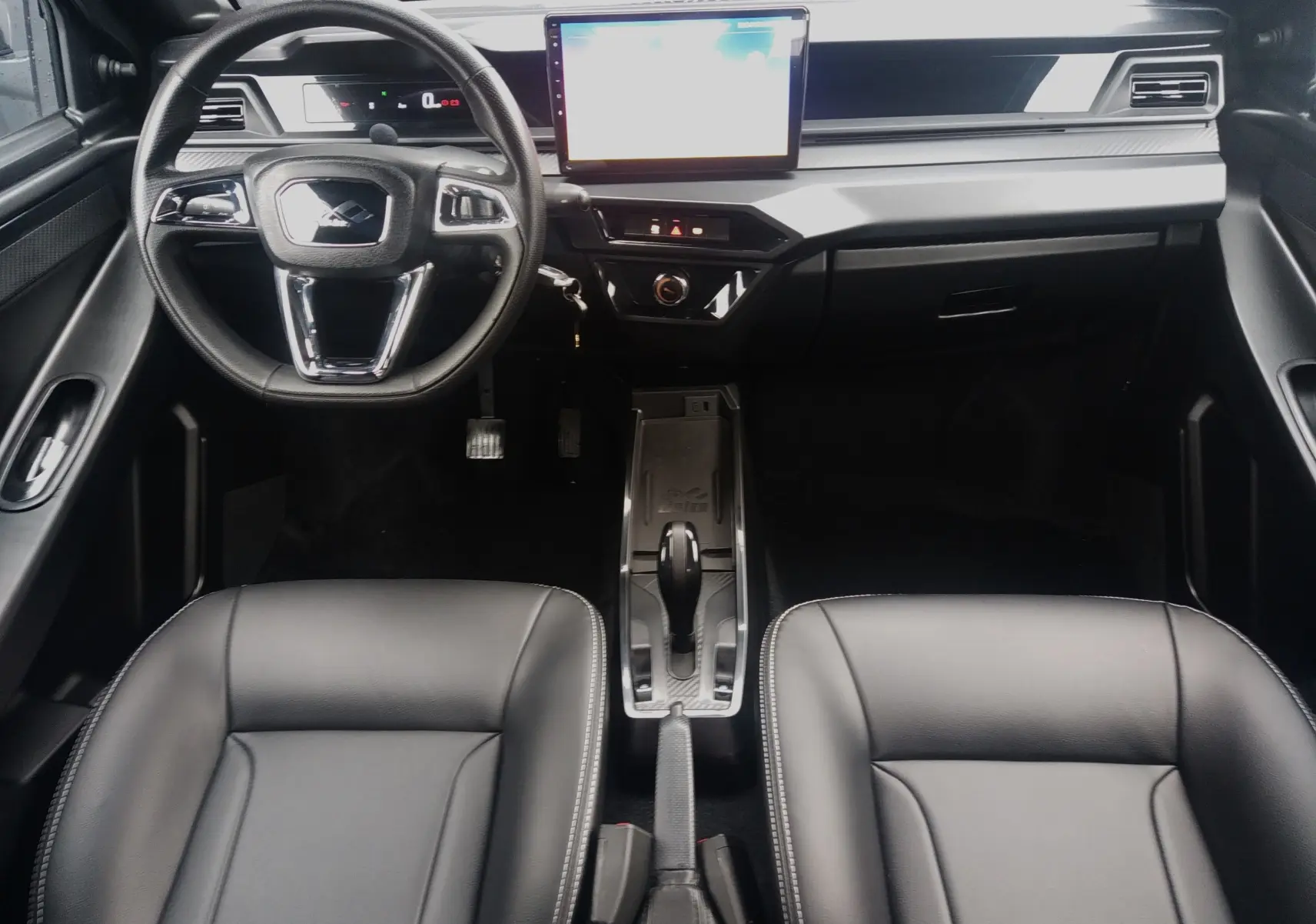Vue intérieure avant du LIGIER JS50 REVO D+ Select 2026 avec tableau de bord moderne et sièges cuir noir.