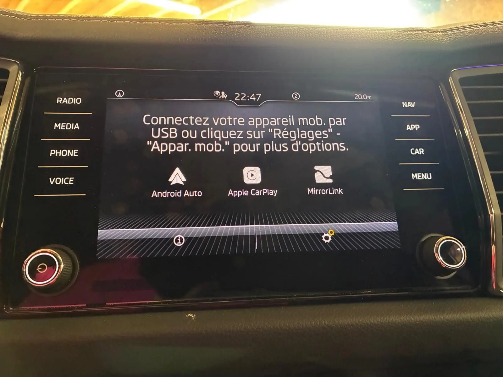 Écran tactile central du Skoda Kodiaq 2023 affichant les options de connexion Android Auto, Apple CarPlay et MirrorLink.