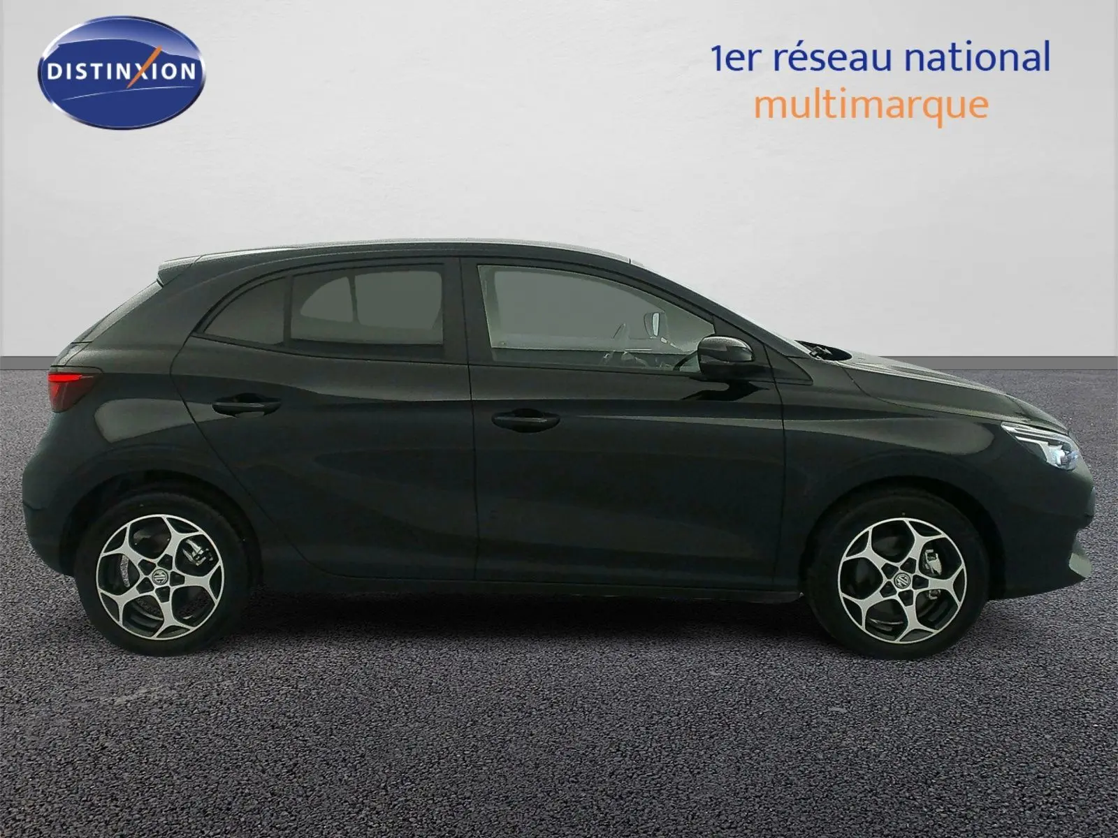 Vue de profil côté gauche de la MG3 1.5 L Hybrid+ 195 ch Luxury en Pebble Black avec jantes alliage 16 pouces.