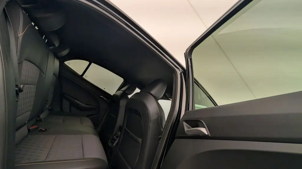 Vue intérieure arrière côté droit du MG3 Pebble Black 2026, sièges en similicuir noir avec surpiqûres contrastées.