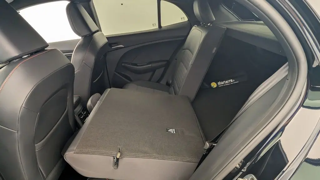 Vue intérieure côté droit de la banquette arrière rabattue en similicuir noir du MG3 Pebble Black 2026.