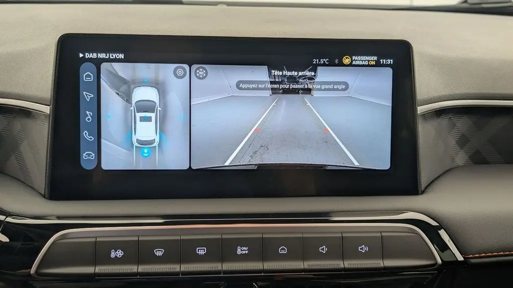 Écran central de la MG3 1.5L Hybrid+ 2026 montrant la caméra 360° et la vue arrière en stationnement.