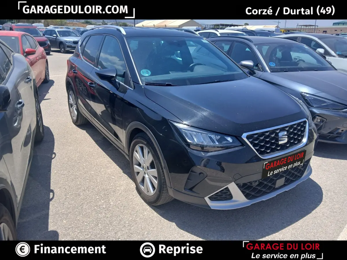 SEAT Arona noir vue 3/4 avant droit, avec calandre chromée et jantes alliage visibles en extérieur.