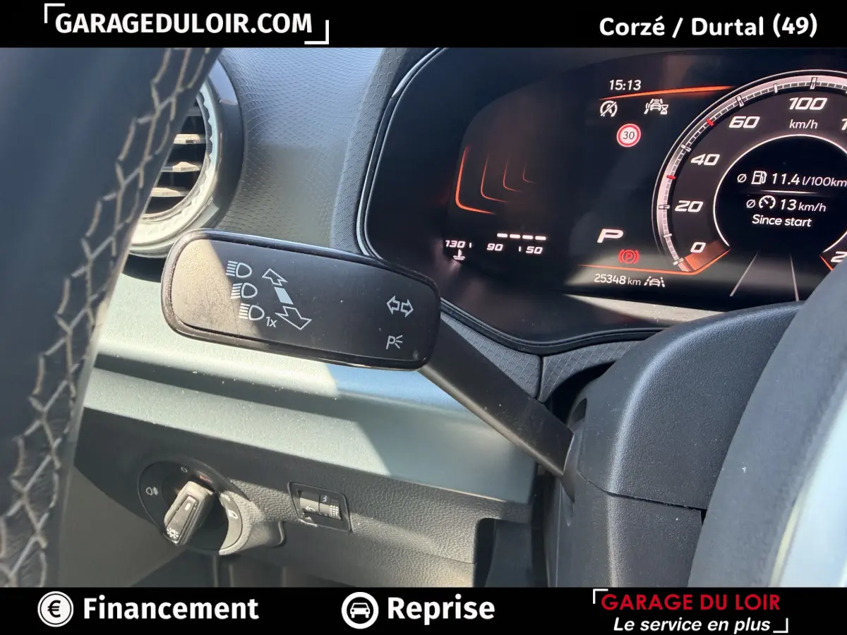 Vue rapprochée du combiné d'instruments numérique et du commodo gauche du tableau de bord du SEAT Arona noir 2025.