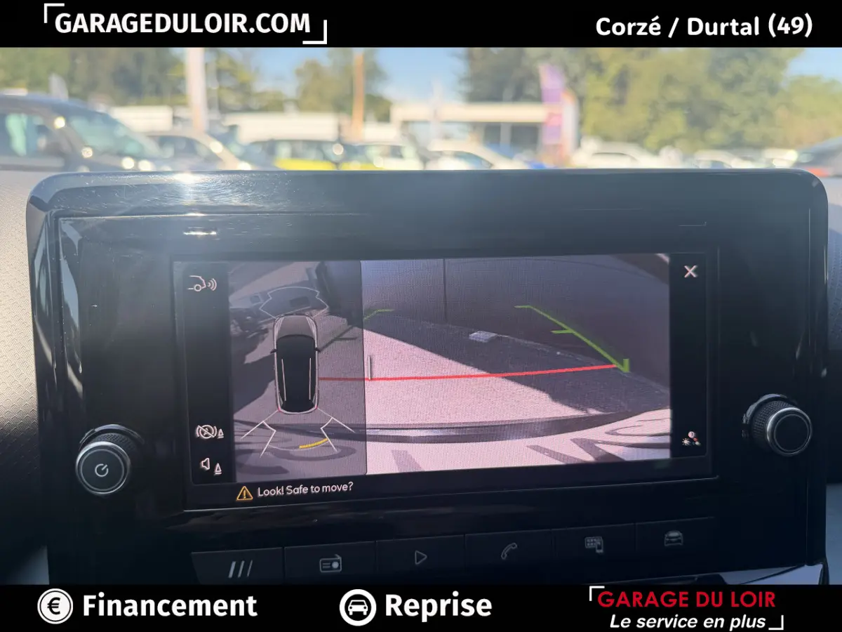 Écran tactile intérieur montrant la caméra de recul avec guidage dynamique du SEAT Arona noir, vue arrière stationnement.