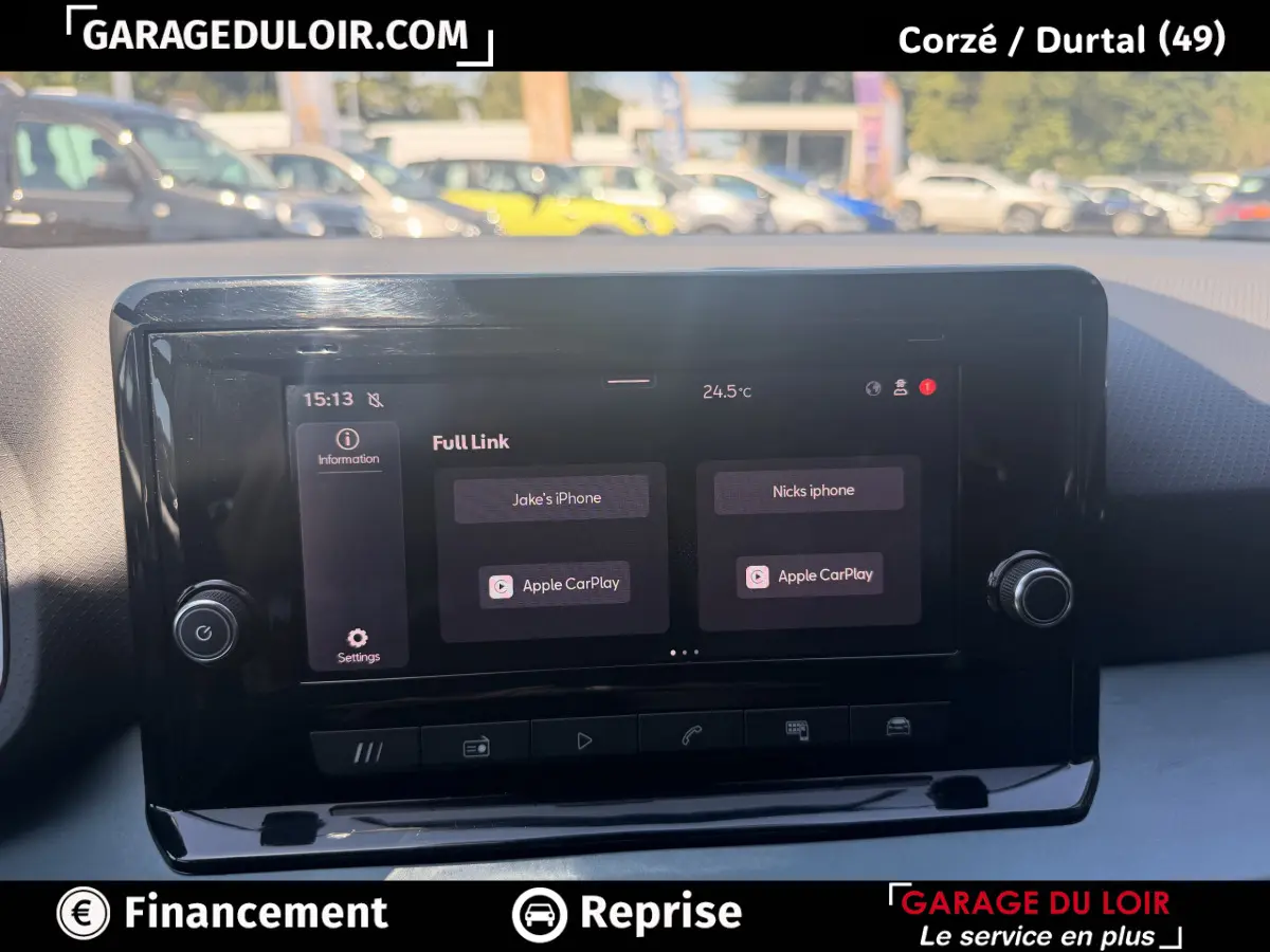Vue rapprochée de l’écran tactile central du tableau de bord du SEAT Arona noir, affichant Apple CarPlay.