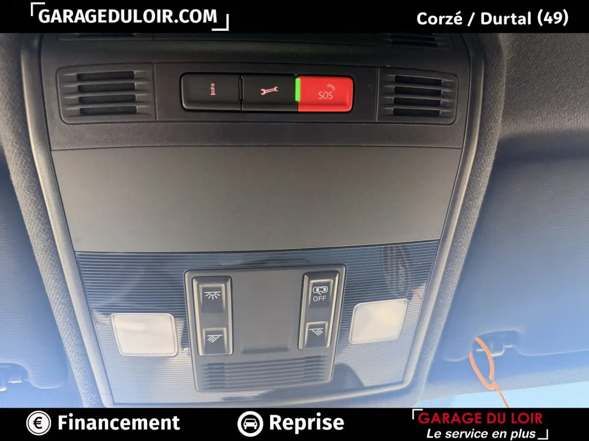 Vue en plongée sur le panneau de commandes de toit intérieur du SEAT Arona noir, avec bouton SOS rouge et éclairage intégré.