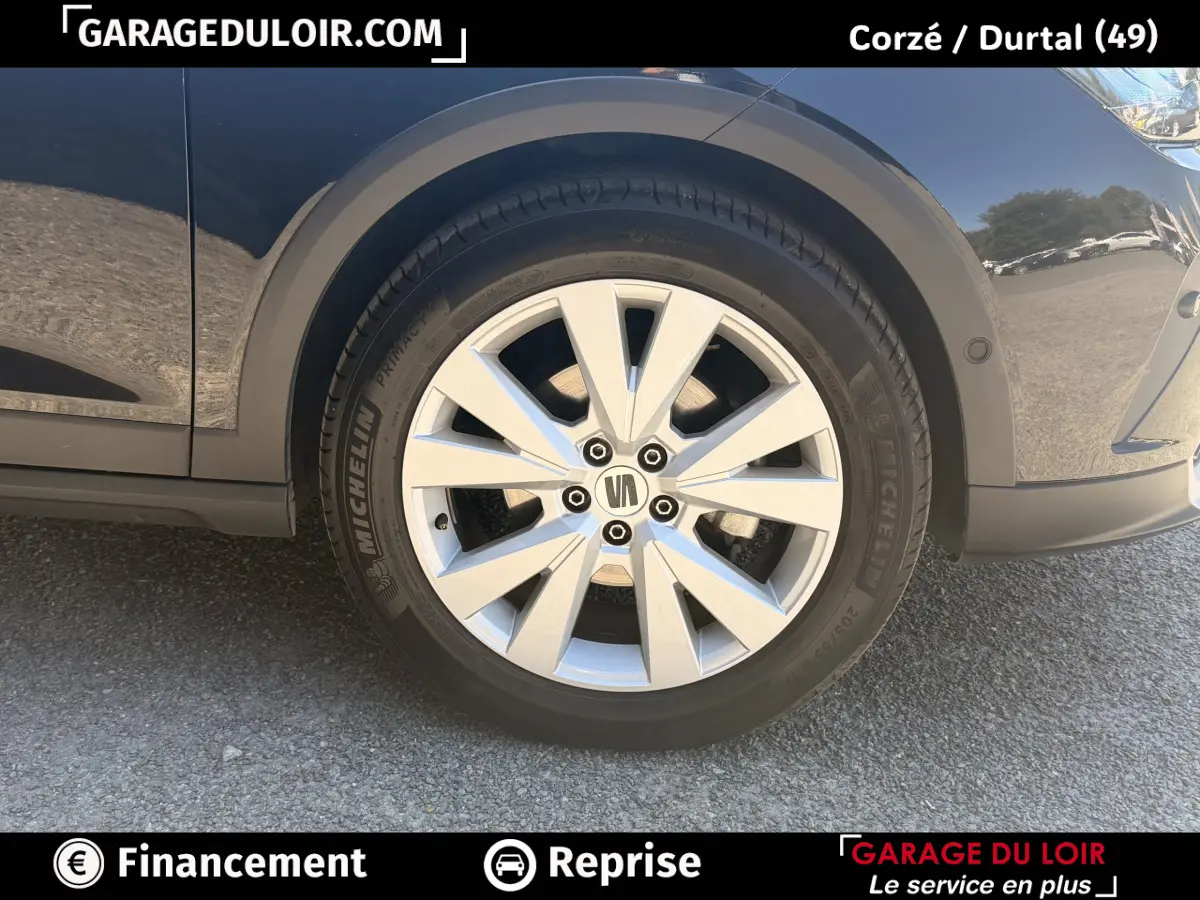 Gros plan sur la roue avant droite d'une SEAT Arona noire avec jante alliage argent et pneu Michelin.