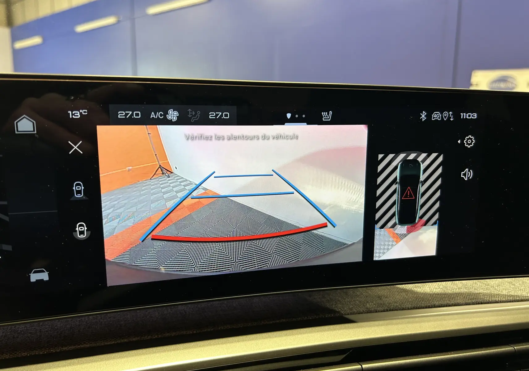Écran multimédia du Peugeot 3008 Hybrid montrant la caméra de recul avec guidage et vue 360° intérieure.