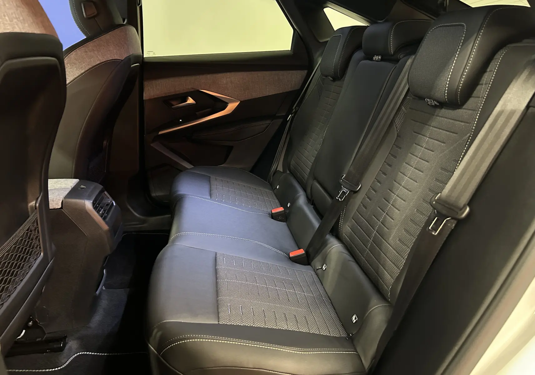 Vue intérieure côté droit des sièges arrière en tissu et cuir noir du Peugeot 3008 III Hybrid 145ch GT blanc Okenite.