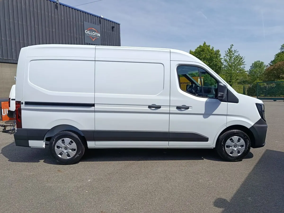 Vue de profil côté droit d’un utilitaire Renault Master blanc avec porte latérale coulissante et jantes acier.