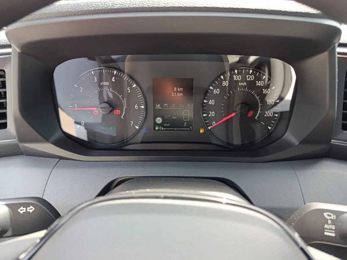 Vue rapprochée du combiné d'instruments numérique du Renault Master 2025, affichant vitesse et compte-tours.