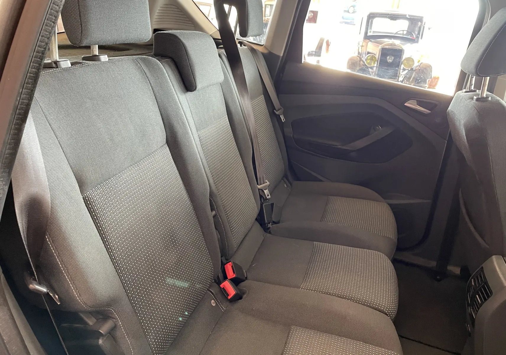 Vue intérieure côté droit des sièges arrière en tissu gris du Ford C-MAX 1.6l tdci 115 ch de 2012.