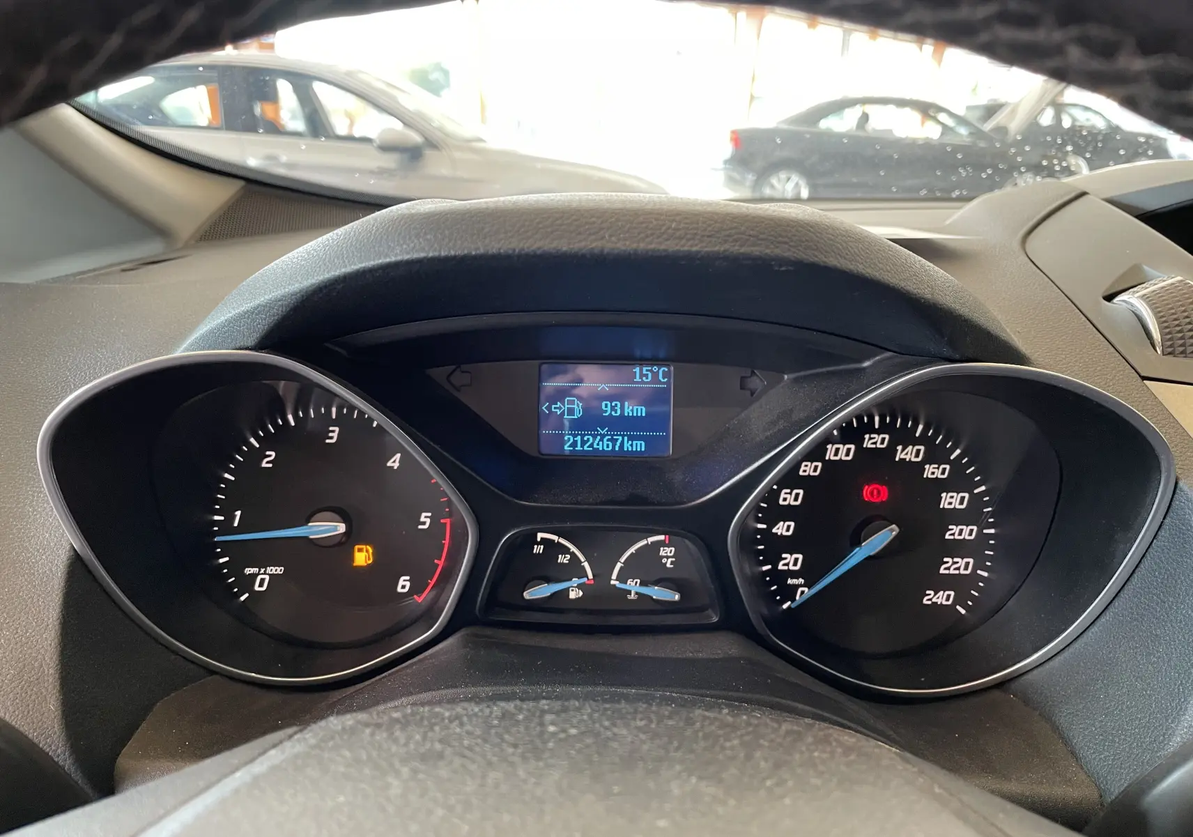 Vue rapprochée du tableau de bord du Ford C-MAX gris 2012 montrant compte-tours, vitesse et écran digital.