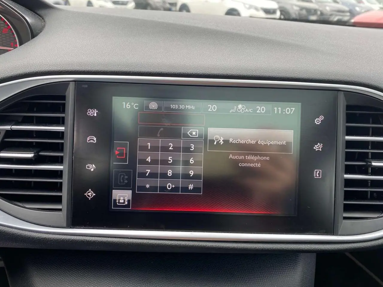 Écran tactile central de la Peugeot 308 GTi 2016 affichant le menu téléphone, entouré de grilles d'aération noires.