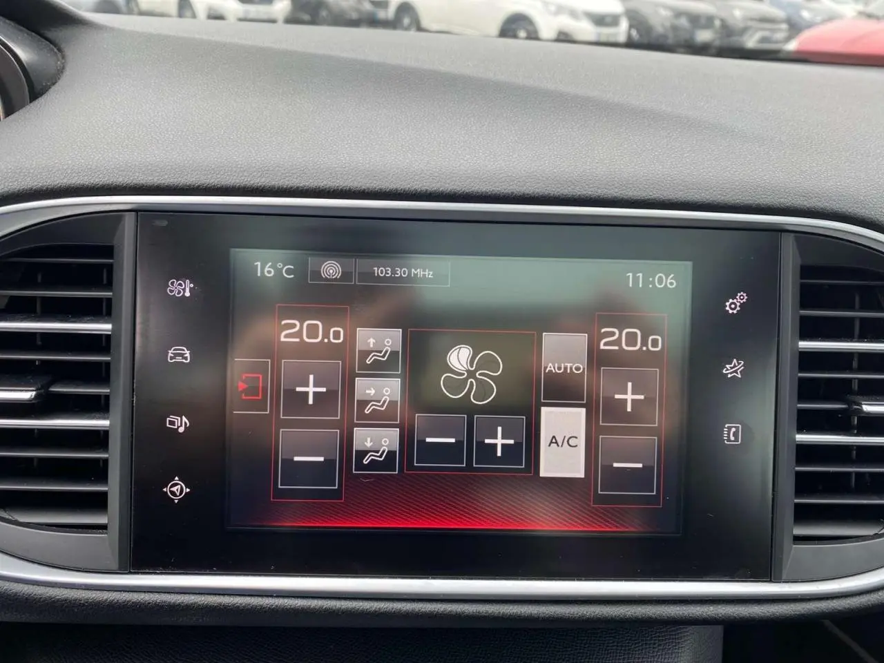 Écran tactile central de la Peugeot 308 GTi 2016 affichant la climatisation bi-zone à 20°C, vue intérieure frontale.