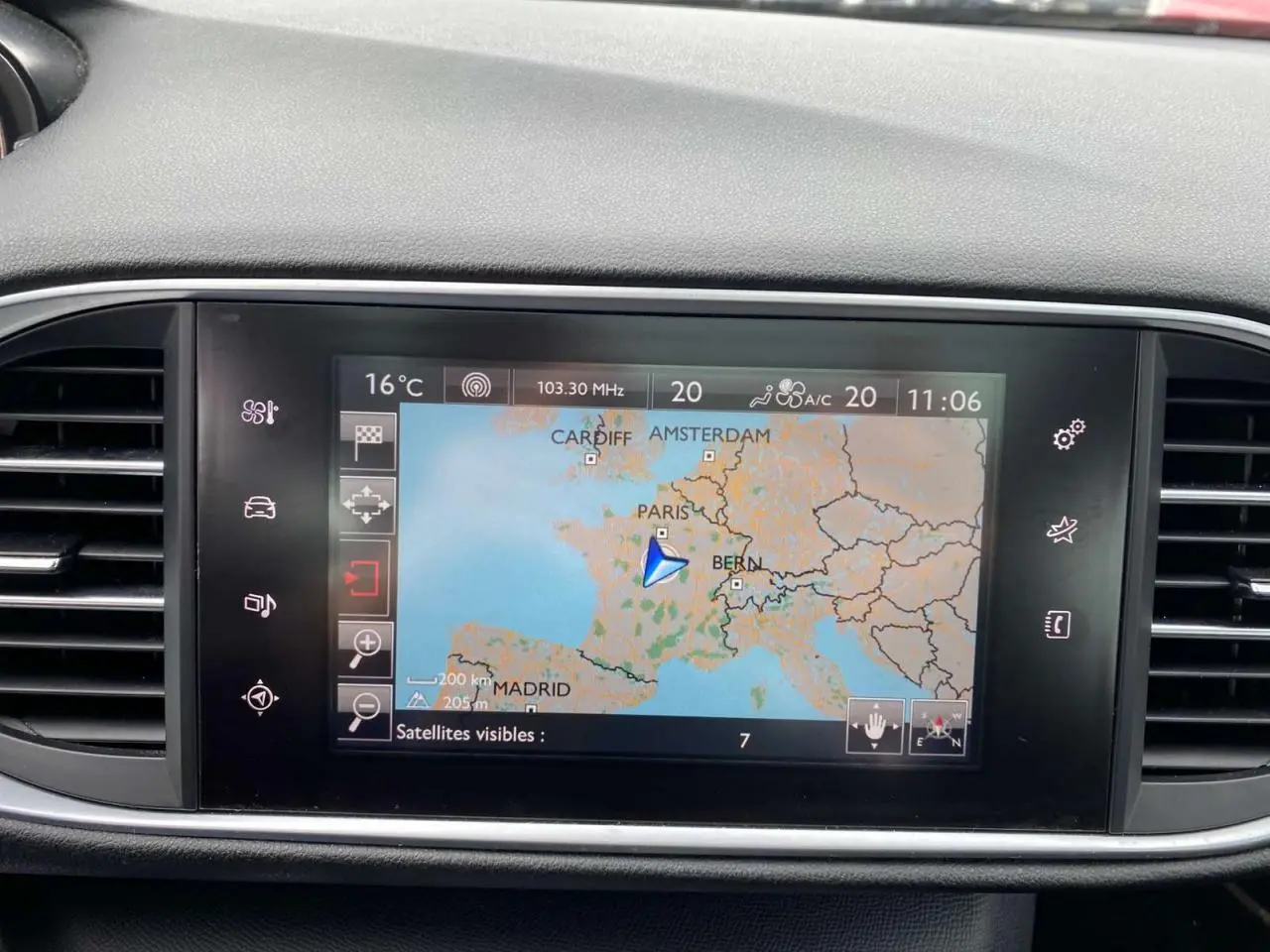 Écran tactile du système de navigation de la Peugeot 308 GTi 2016 affichant une carte d'Europe centrale.