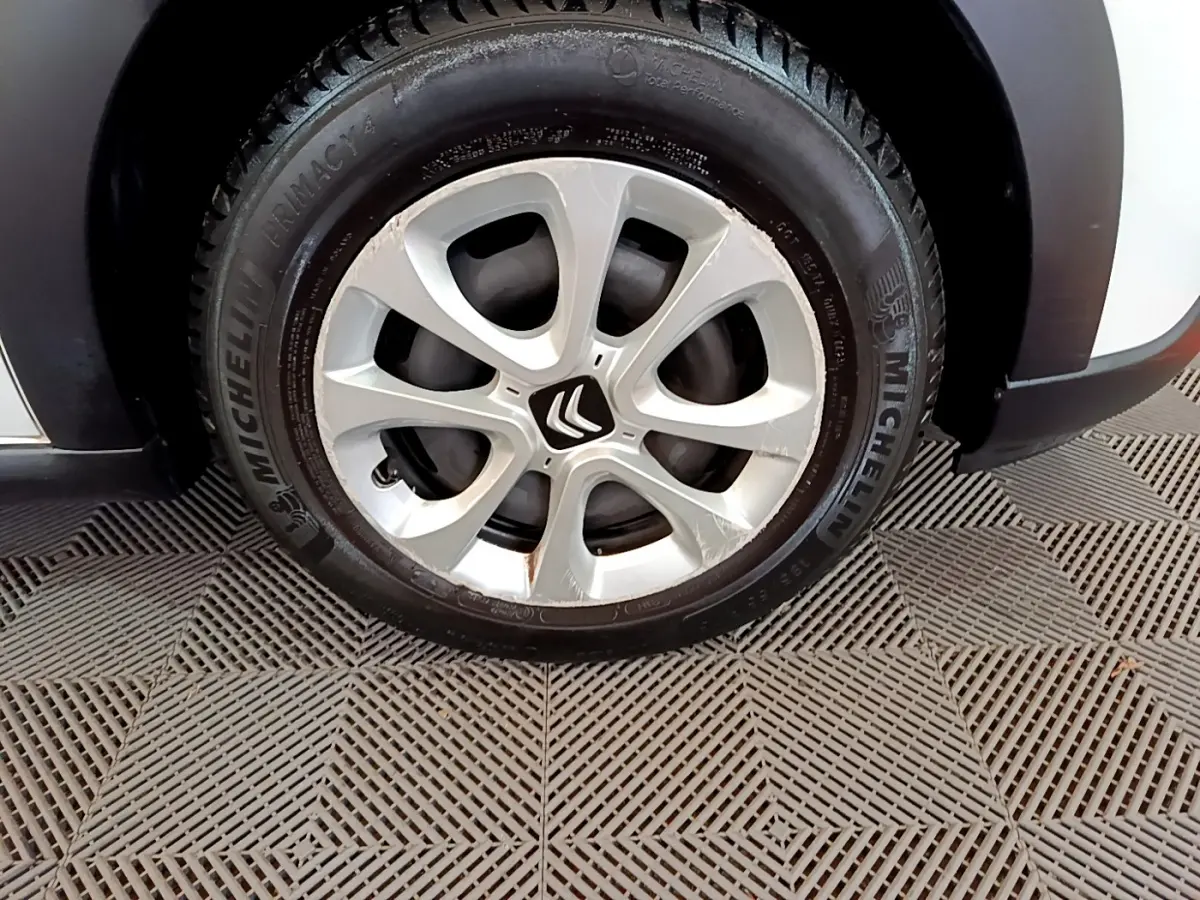 Gros plan sur la roue avant droite blanche d'une Citroën C3 PureTech 68 BVM Feel avec jante en alliage et pneu Michelin.