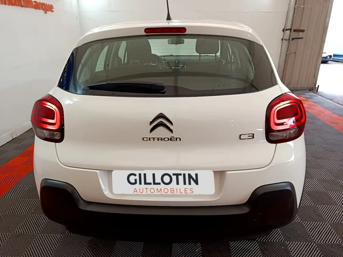 Vue arrière d'une Citroën C3 blanche de 2018 avec feux arrière LED et logo Citroën visible.