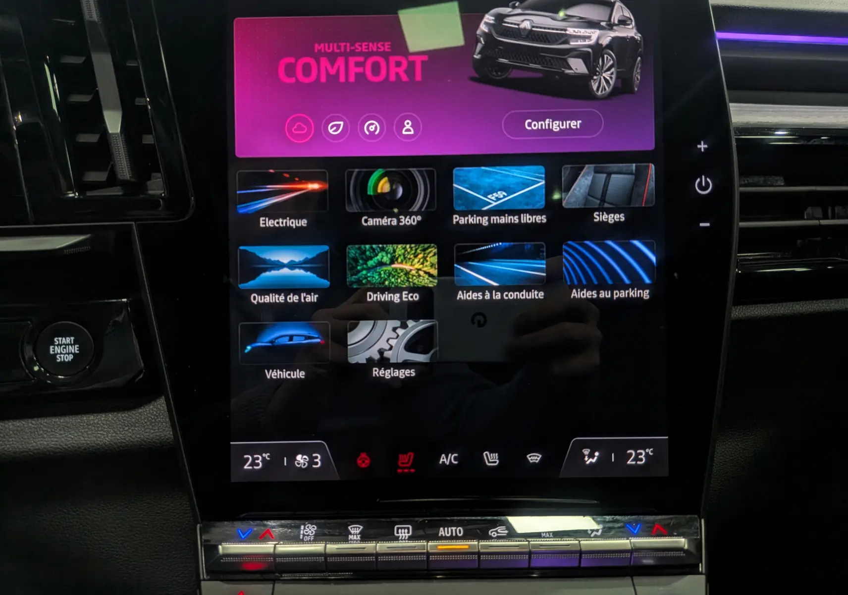 Écran tactile central du Renault Austral E-Tech Hybrid 2024 affichant le menu Multi-Sense Comfort en intérieur noir.