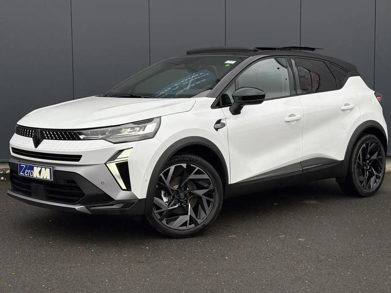Renault Captur 2025 blanc nacré et noir étoile, vue 3/4 avant droit avec toit ouvrant et jantes noires.