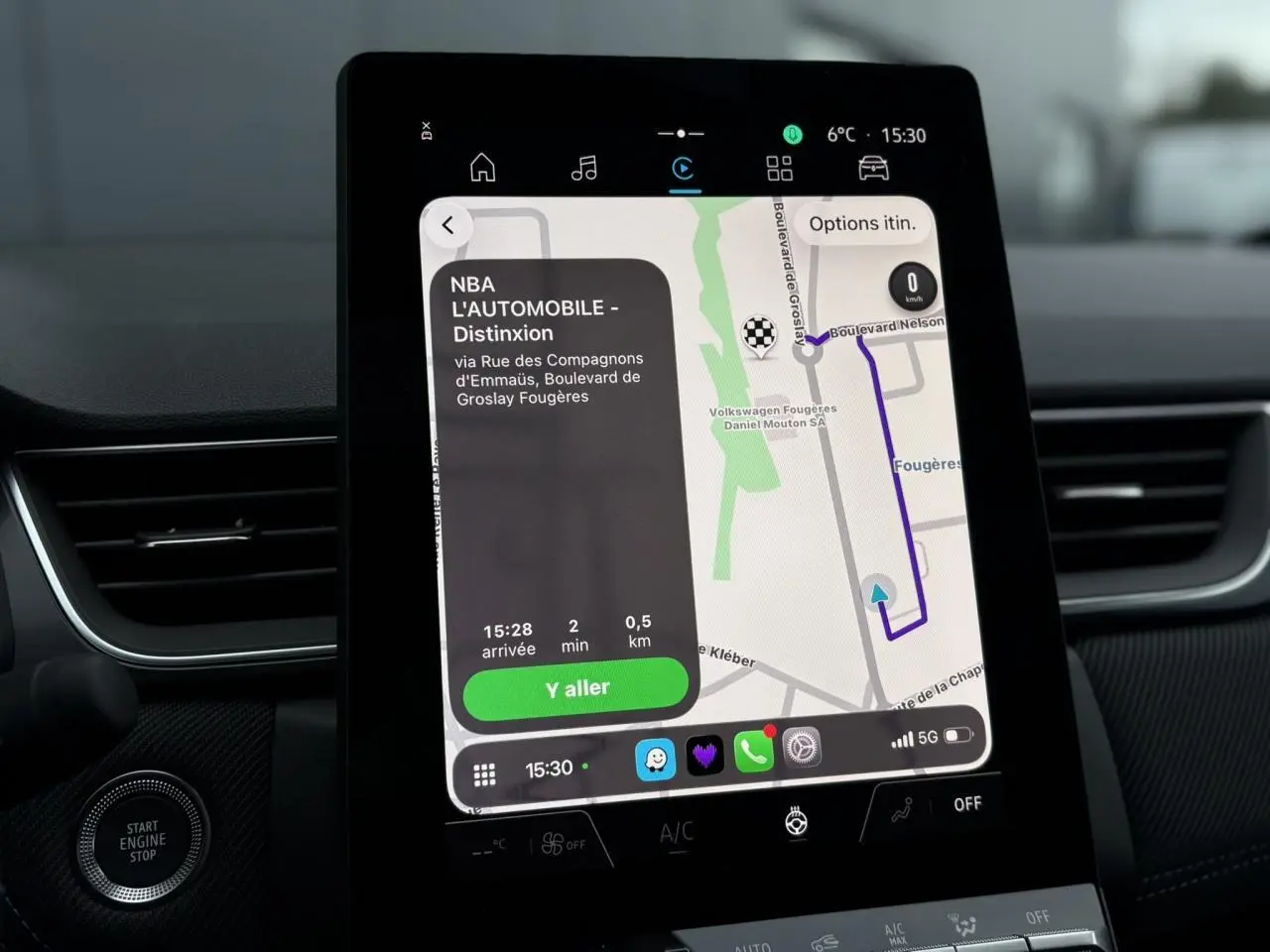 Vue intérieure du tableau de bord numérique 10'' du Renault Captur blanc nacré, affichant la navigation GPS.