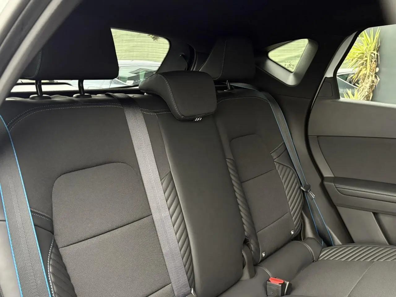Vue intérieure sur la banquette arrière noire avec surpiqûres bleues du Renault Captur Esprit Alpine 2025.