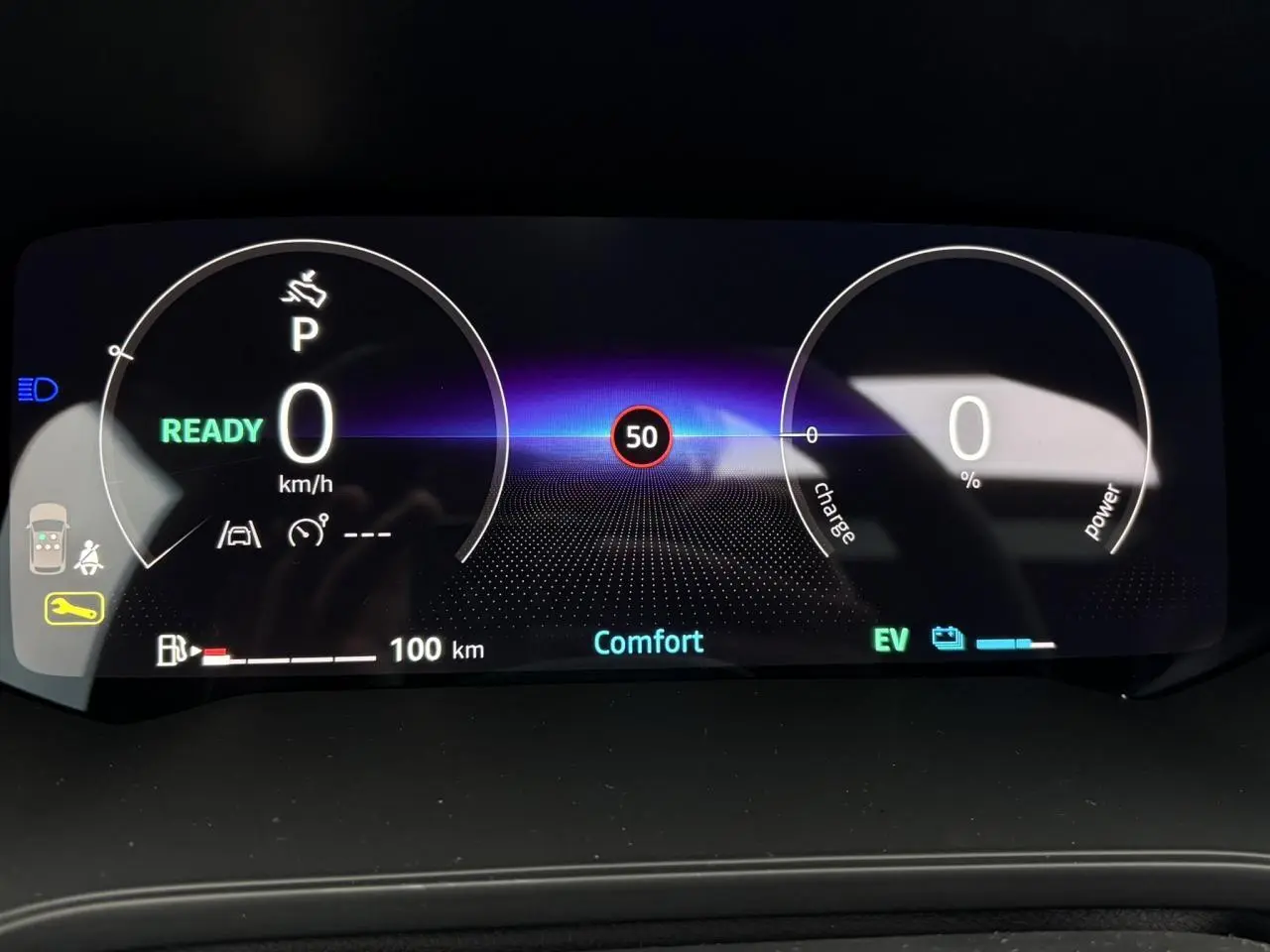 Tableau de bord numérique 10 pouces du Renault Captur hybride, affichant vitesse à 0 km/h et mode Confort.