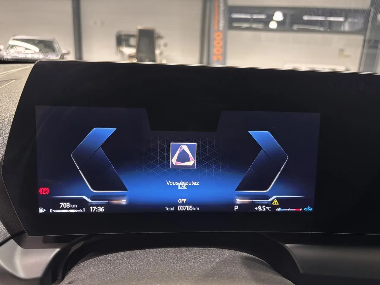 Affichage numérique du tableau de bord BMW Série 1 118D M Sport 2025, vue frontale du cockpit moderne.