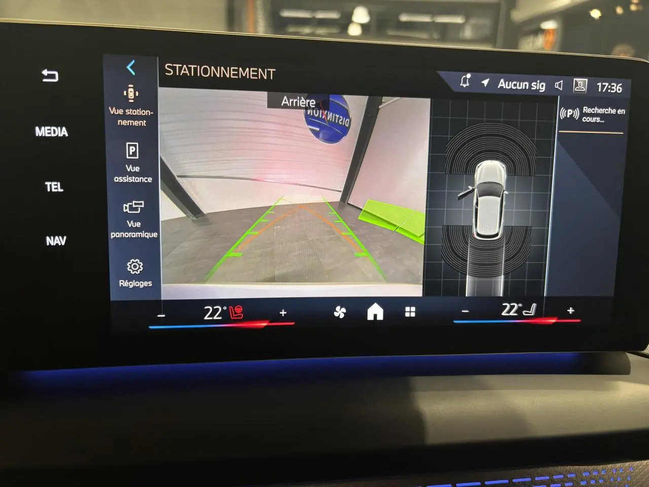 Écran de stationnement arrière avec vue caméra et capteurs de proximité du BMW Série 1 blanc 2025 M Sport.