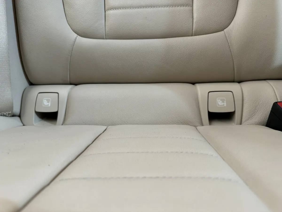 Gros plan sur la banquette arrière beige du BMW X3 xDrive30d 2018, montrant les fixations Isofix intégrées.