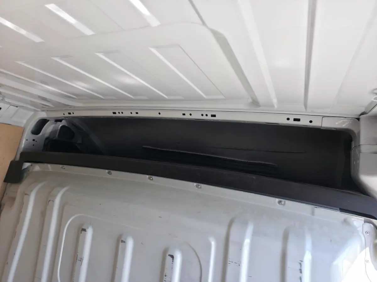 Vue intérieure du compartiment de chargement blanc du FIAT Ducato Fourgon tôlé, montrant la cloison tôlée séparant la cabine.