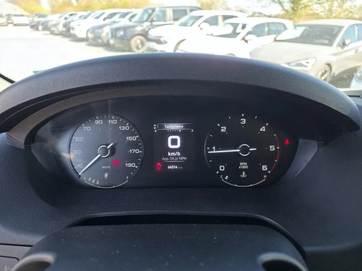 Vue rapprochée du tableau de bord du Fiat Ducato Fourgon blanc, affichant le compteur de vitesse et le compte-tours.