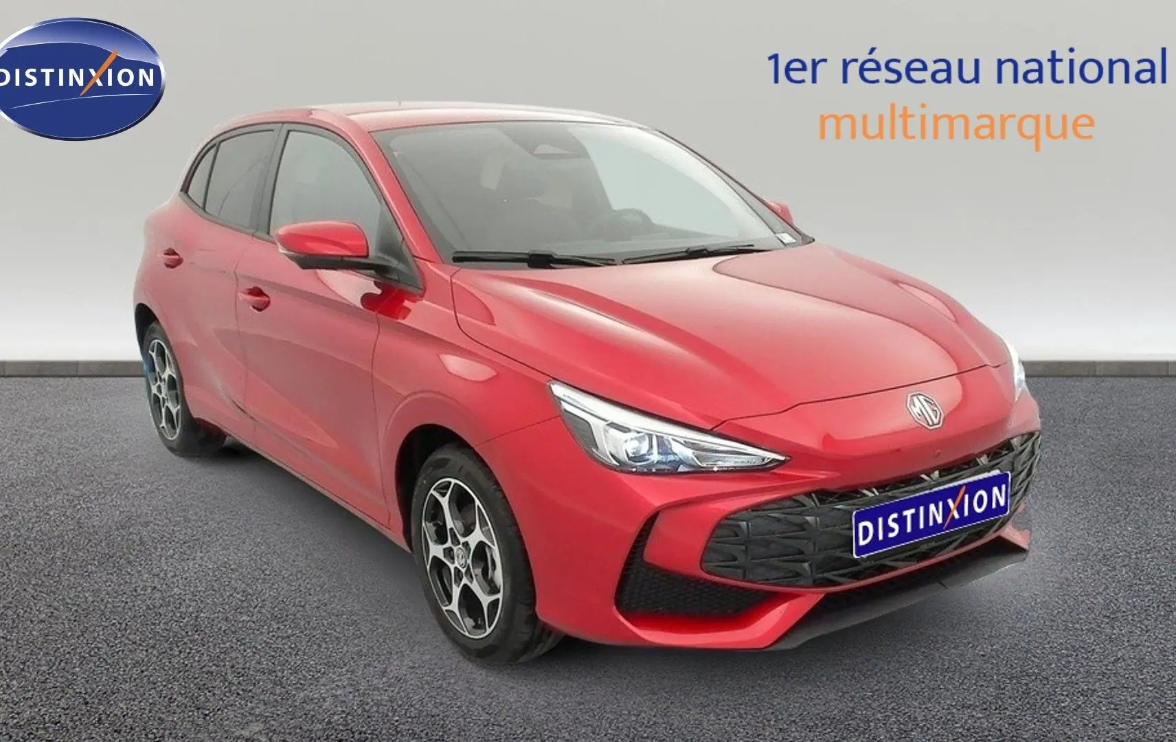 Vue 3/4 avant d’une MG3 1.5 L Hybrid+ 195 ch Luxury rouge Diamond Red avec jantes alliage et calandre noire.