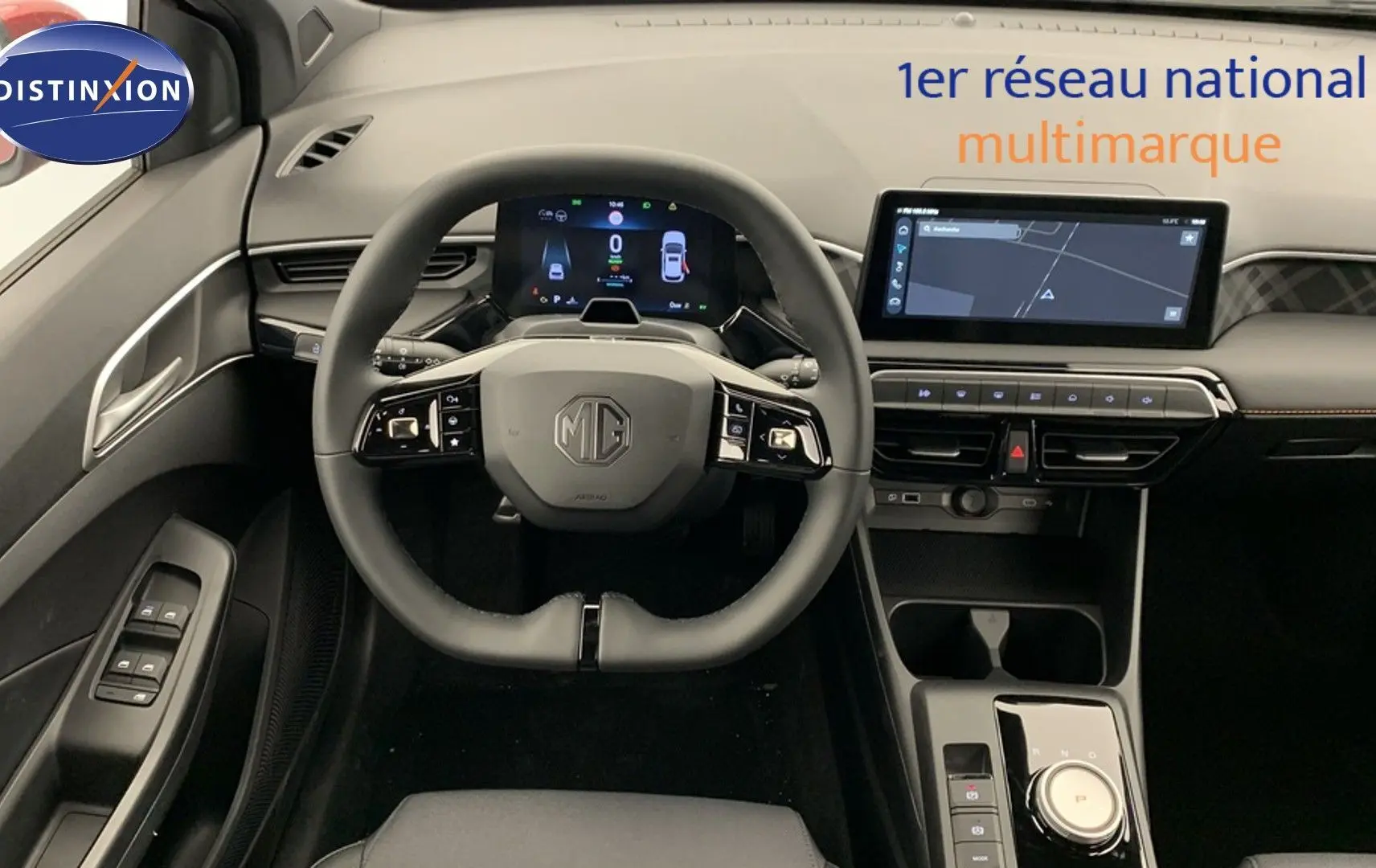 Vue intérieure frontale du tableau de bord et volant noir de la MG3 1.5 L Hybrid+ Luxury 2026 avec écran tactile et compteur numérique.