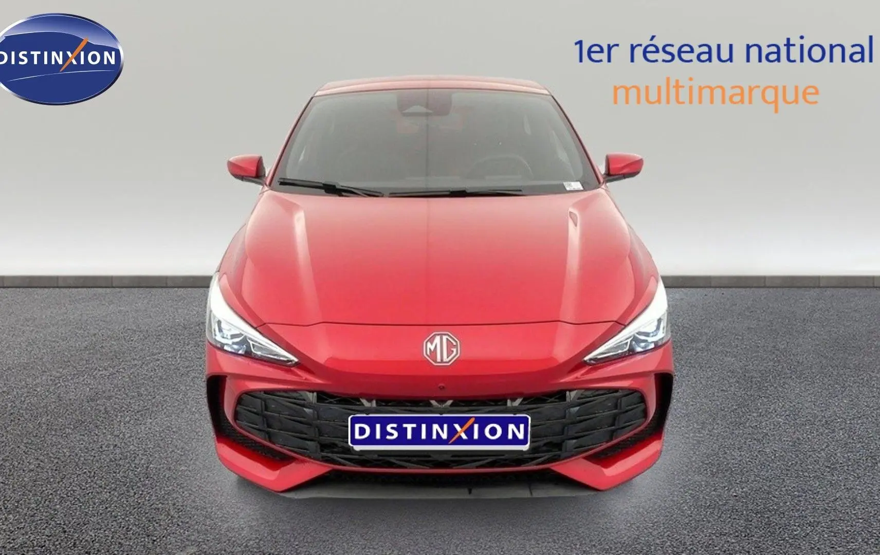 Vue frontale d'une MG3 1.5 L Hybrid+ 195 ch Luxury en rouge Diamond Red avec calandre noire et phares LED allumés.