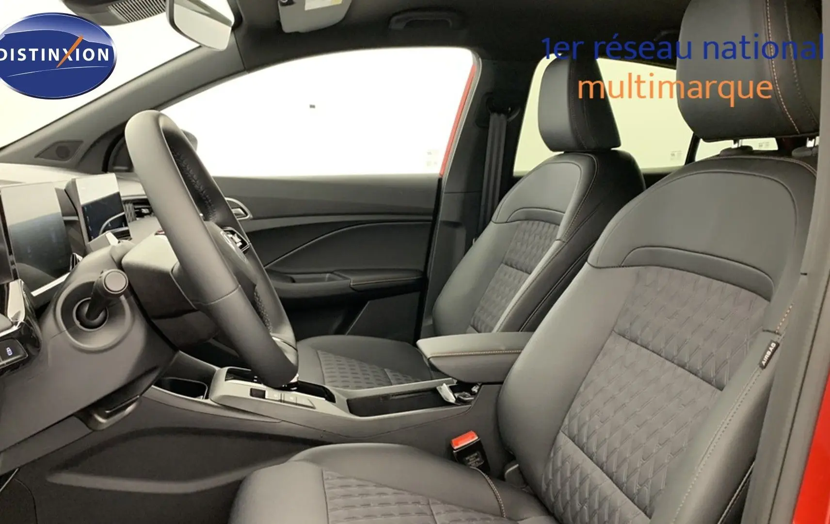 Vue intérieure côté conducteur du MG3 2026 en Diamond Red, sièges en similicuir noir avec surpiqûres contrastées.