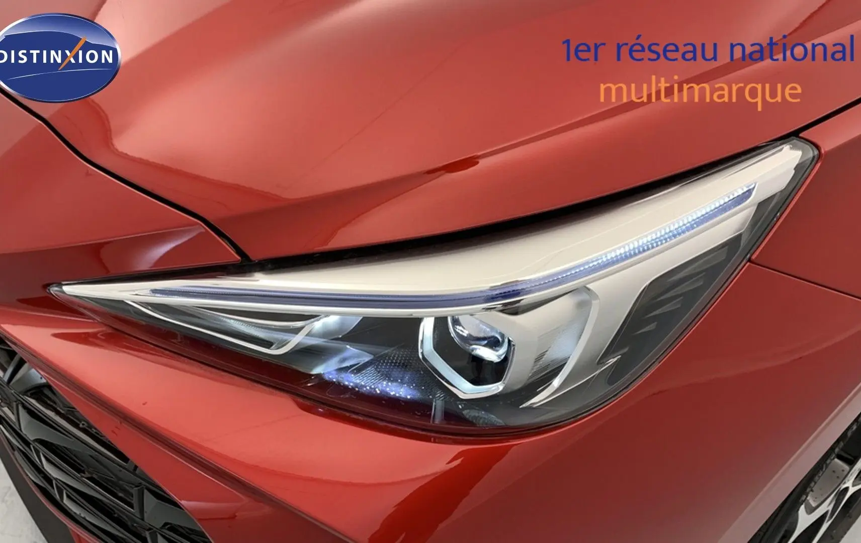 Gros plan sur le phare avant droit du MG3 1.5 L Hybrid+ Diamond Red, soulignant sa finition moderne et brillante.