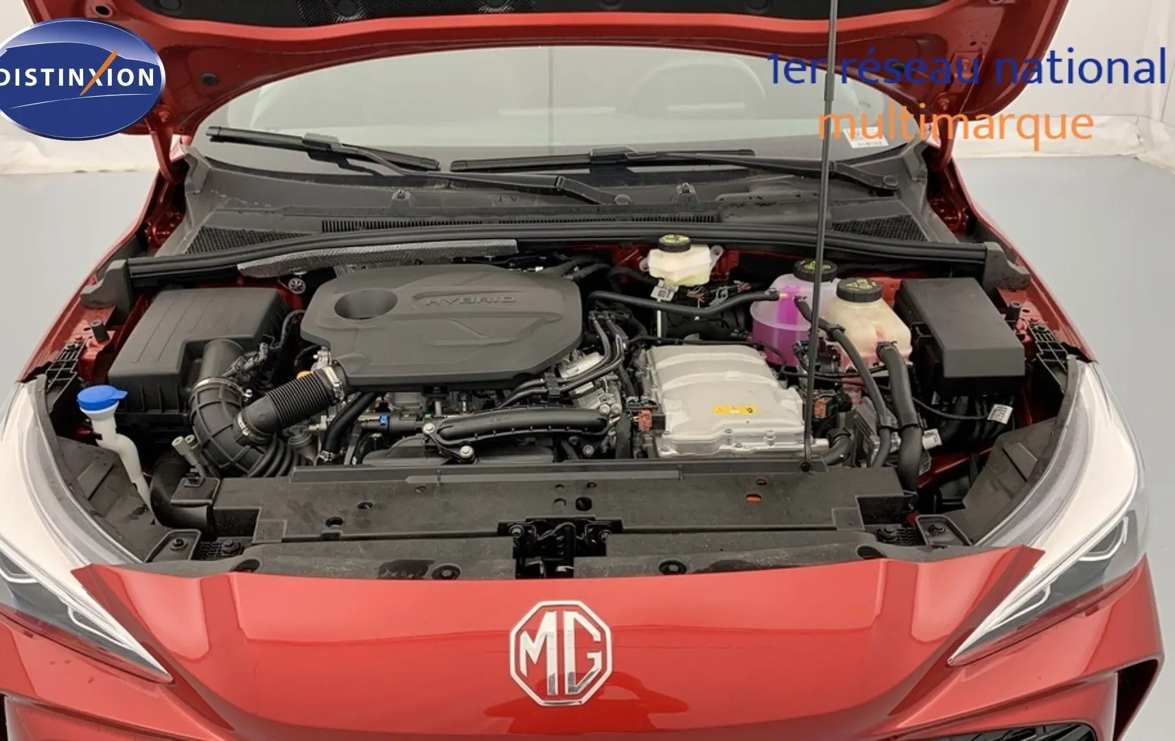 Vue avant du moteur hybride ouvert d'une MG3 1.5 L Hybrid+ 195 ch Luxury en rouge Diamond Red.