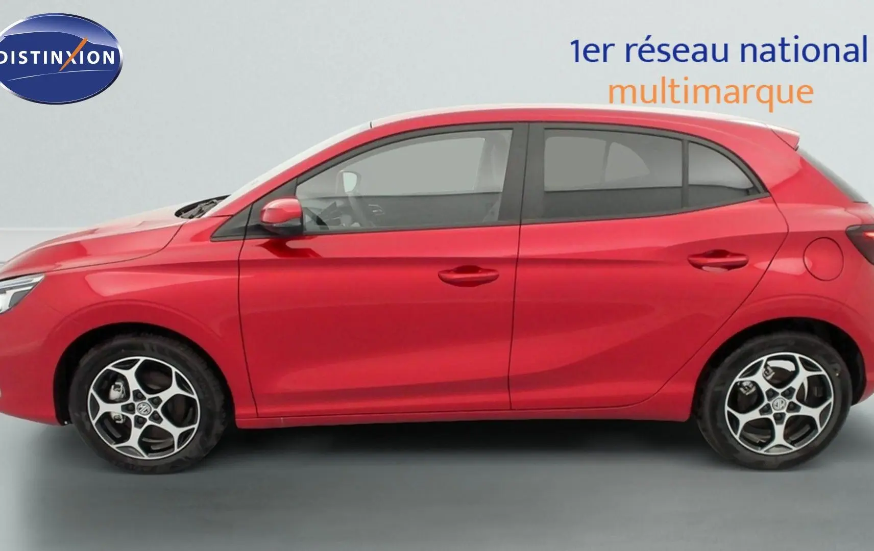Vue latérale droite d’une MG3 1.5 L Hybrid+ rouge Diamond avec jantes alliage 16 pouces et vitres surteintées.
