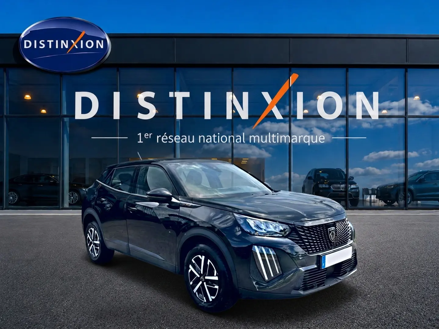 Peugeot 2008 noir en 3/4 avant droit, avec calandre distinctive et feux LED verticaux, devant showroom Distinxion.