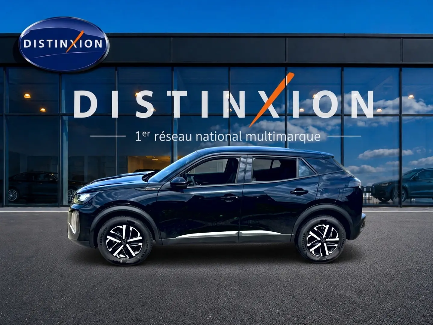 Peugeot 2008 noir vue de profil côté gauche, avec jantes alliage et détails chromés sous les portes.